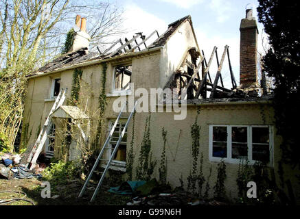 La scène après un feu de maison dans le village de Chislet, près de Herne Bay, dans le Kent, où un garçon de huit ans est décédé et sa sœur de trois ans est « non comptabilisée ». Banque D'Images