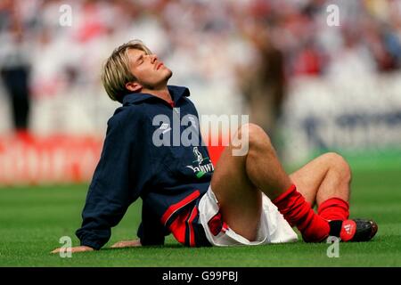 Football - qualification Euro 2000 - Groupe 5 - Angleterre / Suède. Le David Beckham d'Angleterre médite avant le match Banque D'Images