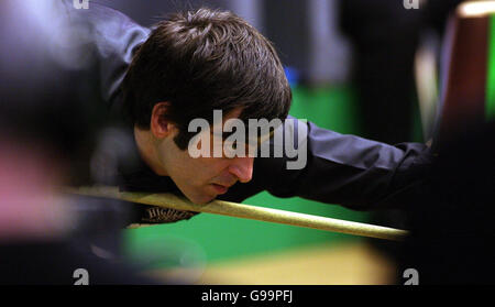 SNOOKER World.Ronnie O'Sullivan en action lors de la première manche du Championnat du monde contre Dave Harold au Crucible Theatre, Sheffield. Banque D'Images