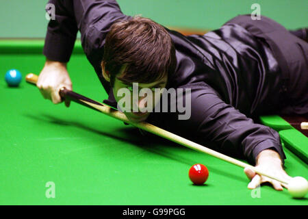 Ronnie O'Sullivan en action contre Dave Harold lors de la première manche du Championnat du monde au Crucible Theatre, Sheffield. Banque D'Images