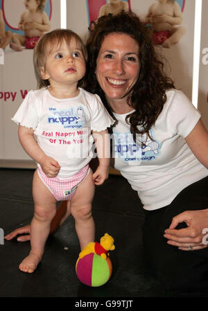 Real Nappy Campaign, actrice Gaynor Faye, avec Georgia-Mae Stansat de Sheffield (vainqueur du Real Nappy Model de l'année) au Real Nappy Model de l'année Fashion Show and Awards de Claridge's, Mayfair, centre de Londres. Banque D'Images