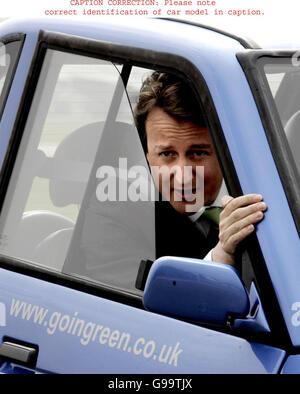 Le chef du Parti conservateur David Cameron conduit une voiture électrique Reva G-Wiz à l'aérodrome de Dunsfold Park à Cranleigh, Surrey, où il a engagé son parti à réduire les émissions de carbone des voitures sur les routes britanniques de près d'un tiers pour aider à lutter contre le réchauffement climatique. Banque D'Images