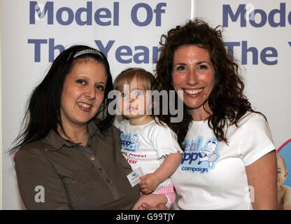 L'actrice Gaynor Faye (R), supportrice de la campagne de Real Nappy, avec Maxine Stansall et sa petite fille Georgia-Mae Stansall de Sheffield (gagnante du modèle de l'année de Real Nappy) au salon de mode de Real Nappy Model de l'année et aux prix de Claridge's, Mayfair, dans le centre de Londres. Banque D'Images