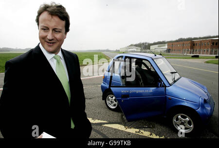 Le chef du Parti conservateur David Cameron se tient devant une voiture électrique Reva G-Wiz à l'aérodrome de Dunsfold Park à Cranleigh, Surrey, où il a engagé son parti à réduire les émissions de carbone des voitures sur les routes britanniques de près d'un tiers pour aider à lutter contre le réchauffement climatique. Banque D'Images