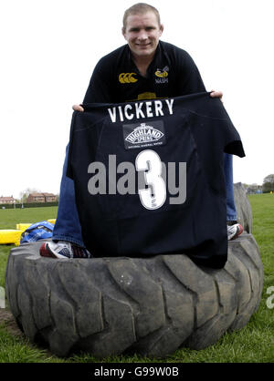 Phil Vickery pose avec son maillot numéro 3 pendant une photo appel sur le terrain d'entraînement de guêpes, Acton, Londres. Banque D'Images