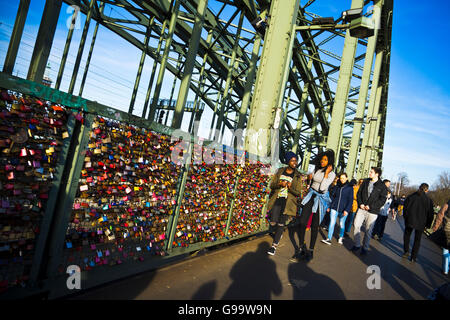 Pont Hohenzollern à Cologne avec amour les cadenas et les visiteurs. Banque D'Images