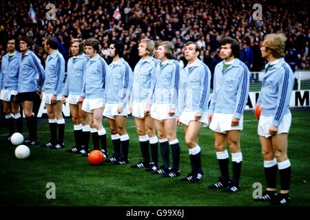 Groupe d'équipe Allemagne de l'Ouest (L-R) : Franz Beckenbauer, Sepp Maier, Georg Schwarzenbeck, Gunter Netzer, Herbert Wimmer, Gerd Muller, Siggi Held, Jurgen Grabowwski, Horst-Dieter Hottges, Paul Breitner, Uli Hoeness Banque D'Images