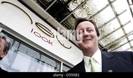 Le chef du Parti conservateur David Cameron arrive à Queens Square, Crawley, dans le West Sussex, pour faire un tour du secteur et rencontrer les candidats du conseil local avant les élections de jeudi. Banque D'Images