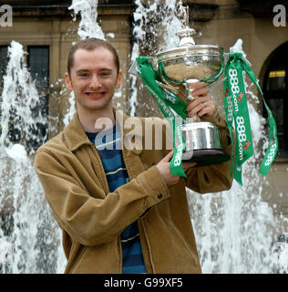 Graeme Dott, champion du monde de Snooker, pose pour les photographes le trophée après avoir battu Peter Ebdon 18-14 en finale au Crucible Theatre de Sheffield. Banque D'Images