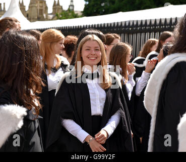 Un défilé d'élèves de Newnham à l'Université de Cambridge passer par Kings College sur leur chemin jusqu'à l'obtention du diplôme à la Chambre du Sénat Banque D'Images