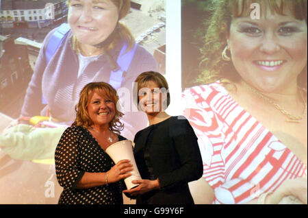 La comtesse de Wessex remet un prix à l'actrice de Coronation Street Wendi Peters lors des Childline patrons Awards à la BT Tower à Londres. Banque D'Images