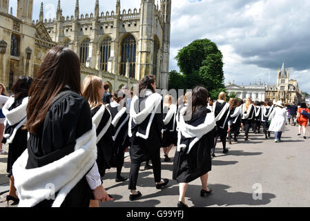 Un défilé d'élèves de Newnham à l'Université de Cambridge passer par Kings College sur leur chemin jusqu'à l'obtention du diplôme à la Chambre du Sénat Banque D'Images