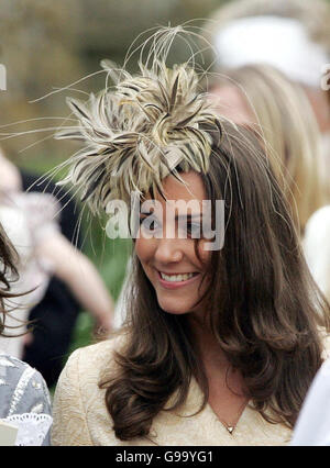 Kate Middleton, petite amie du Prince William, quitte l'église St Cyriac, Lacock, Wiltshire, après le mariage de Laura Parker Bowles et Harry Lopes. Banque D'Images