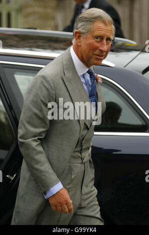 Le Prince de Galles arrive pour le mariage de la duchesse de Cornwall's daughter' Laura Parker Bowles, à Harry Lopes à l'église St Cyriac à Lacock, Wiltshire. Banque D'Images