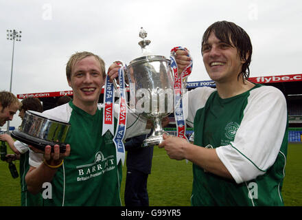 Soccer - The FA vase - final - Hillingdon Borough Town / Nantwich Town - St Andrews. Les joueurs de Nantwich Town célèbrent avec le trophée Banque D'Images