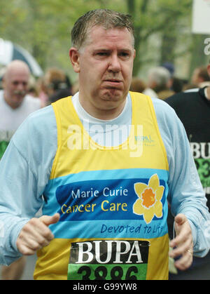 Le ministre de la Santé, Andy Kerr, franchit la ligne d'arrivée de la grande course d'Édimbourg de la BUPA. Banque D'Images