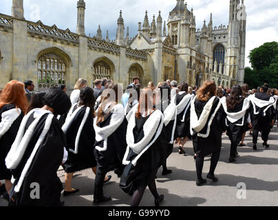 Un défilé d'élèves de Newnham à l'Université de Cambridge passer par Kings College sur leur chemin jusqu'à l'obtention du diplôme à la Chambre du Sénat Banque D'Images