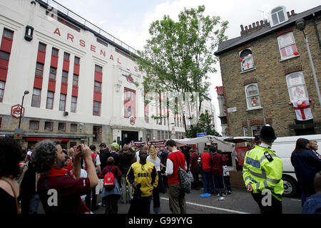 Arsenal DE FOOTBALL.Les foules se rassemblent sur Avenel Road à l'extérieur de Highbury avant le match Barclays Premiership entre Arsenal et Wigan au Highbury Stadium, Londres. Banque D'Images