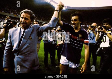 L'entraîneur de France Michel Hidalgo (l) fête avec le capitaine Michel Platini (r) Banque D'Images