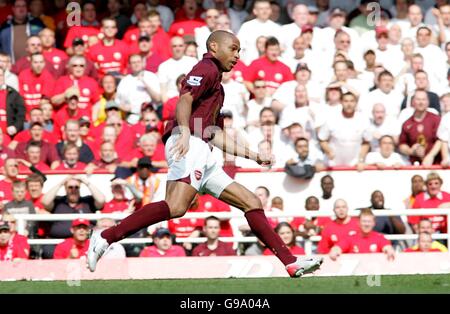 Soccer - FA Barclays Premiership - Arsenal / Wigan Athletic - Highbury. Thierry Henry d'Arsenal marque le deuxième but de ses équipes Banque D'Images