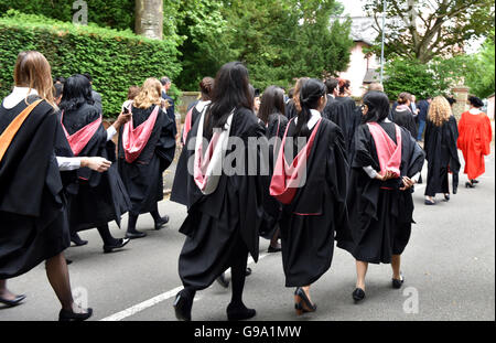 Un défilé d'étudiants est dirigé par les professeurs à l'Université de Cambridge, de Newnham College, à la Chambre du Sénat, pour l'obtention du diplôme, Banque D'Images