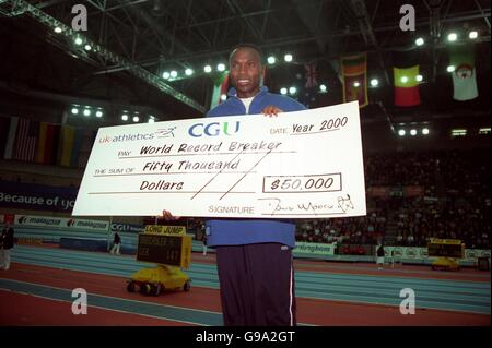 Athlétisme - CGU Grand Prix intérieur - NIA, Birmingham. 50,000 check, qu'il a gagné pour avoir battu le record du monde de 2 miles masculin Banque D'Images