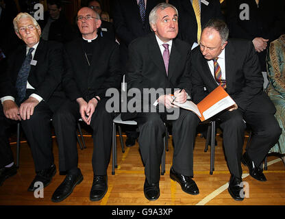 (G-D) Seamus Mallon, ancien premier ministre adjoint d'Irlande du Nord, l'archevêque Sean Brady, l'irlandais Taoiseach Bertie Ahern et le ministre irlandais du Forign Dermot Ahern ont été assis jeudi 6 2006 avril, avant que le Taoiseach ne présente la conférence de direction de Cormac McAnallen au St Catherine's College, dans la ville d'Armagh, en Irlande du Nord. Il a déclaré que l'ancien capitaine de football de Tyrone était « une inspiration pour nous tous ». Voir Pa Story POLITICS McAnallen. Banque D'Images