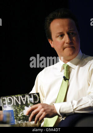 Le chef conservateur David Cameron s'adresse au Forum du printemps conservateur au Centre des congrès de Manchester International. Vendredi 7 avril 2006. Le chef du parti conservateur Cameron a soutenu aujourd'hui l'admission franche du président de son parti, Francis Maude, selon laquelle les conservateurs ne gagneront peut-être pas les prochaines élections. M. Cameron a déclaré que son président avait eu 'absolument' le droit de dire ce qu'il a fait, et a ajouté que les résultats des élections étaient entre les mains du peuple et non des politiciens. M. Cameron, arrivant à Manchester à la conférence de printemps des conservateurs - son premier à être chef - a également déclaré aux reporters qu'il voulait « plus vite, plus profond et Banque D'Images