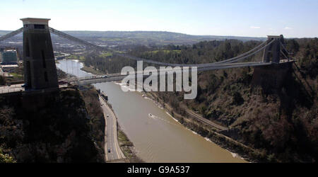 Vue sur le pont suspendu de Clifton à Bristol.Des milliers de personnes devraient descendre à Bristol plus tard samedi 8 avril 2006 pour célébrer le 200e anniversaire de la naissance de l'ingénieur de renommée mondiale Isambard Kingdom Brunel.Acclamé comme l'un des meilleurs ingénieurs au monde, Brunel a remporté les succès suivants : le pont suspendu Clifton, le navire à vapeur SS de Grande-Bretagne et la construction de la ligne de chemin de fer Great Western.Voir PA Story HERITAGE Brunel. Banque D'Images