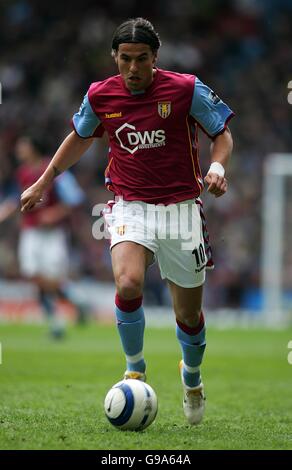 Football - FA Barclays Premiership - Aston Villa v West Bromwich Albion - Villa Park. Milan Baros, Aston Villa Banque D'Images