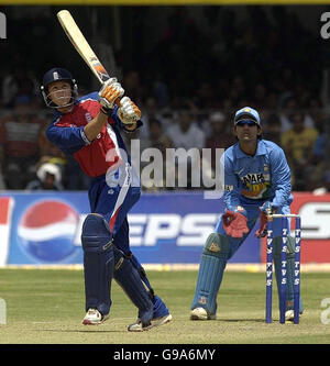 Le Geraint Jones d'Angleterre arrive au bal pour 6 courses lors du septième match international d'un jour contre l'Inde au stade Usha Raje, à Indore, en Inde. Banque D'Images