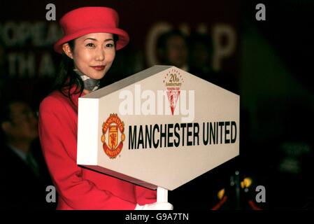Une femme japonaise avec une plaque portant le nom de Manchester United et badge Banque D'Images