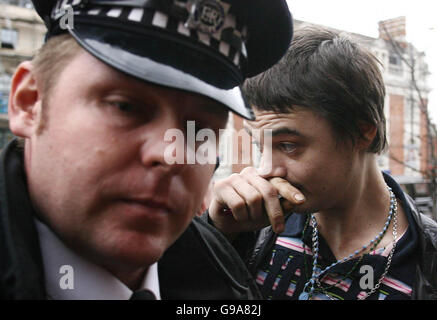 Pete Doherty, 27 ans (à droite) arrive au tribunal des magistrats de Thames, dans l'est de Londres, où il a été épargné en prison après avoir plaidé coupable de multiples accusations de possession de drogue. Banque D'Images