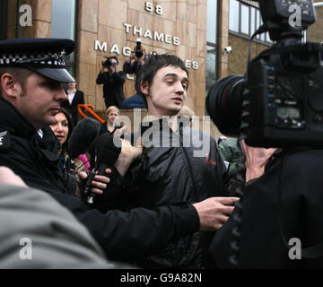 Pete Doherty, 27 ans, avant-garde de Babyshambles, quitte le tribunal de justice de Thames à l'est de Londres où il a été épargné en prison après avoir plaidé coupable de multiples accusations de possession de drogue. Banque D'Images