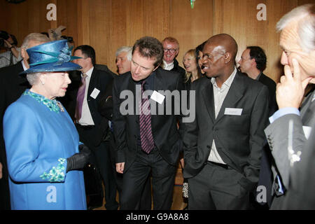 La reine Elizabeth II de Grande-Bretagne rencontre les radiodiffuseurs Nicky Campbell (2e L) et John Humphrys (R) lors d'une visite à la BBC Broadcasting House à Londres la veille de son 80e anniversaire. Banque D'Images