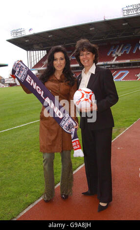 Nancy dell'Olio (L), ambassadrice de la Croix-Rouge britannique, et Stephanie Moore MBE, épouse de Bobby Moore, montrent leur soutien à l'Angleterre devant le stand de Boby Moore à Upton Park, à l'est de Londres, devant le match Angleterre V Allemagne: The Legends du 3 mai 2006. Banque D'Images