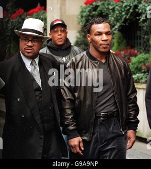 Mike Tyson à l'extérieur de l'hôtel Grosvenor House à Park Lane, Londres aujourd'hui. Banque D'Images