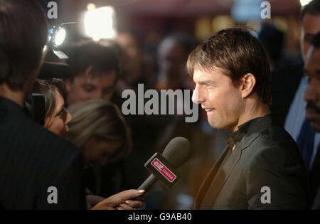 Tom Cruise arrive à la première de Mission impossible 3 (M:i:III) au Royaume-Uni, sur la place Odeon Leicester, dans le centre de Londres. Date de la photo: Mardi 25 avril 2006. Voir PA Story SHOWBIZ Cruise. Le crédit photo devrait se lire comme suit : Ian West/PA Banque D'Images