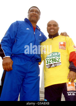 L'ancien footballeur Manchester United et le deuxième footballeur de la MS Danny Wallace (R) rencontre l'ancien boxeur Michael Watson alors qu'il continue à marcher sur le parcours du marathon de Flora London. Banque D'Images