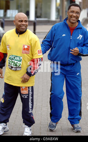L'ancien joueur de Manchester United et Mme sufferer Danny Wallace (L) répond aux ex-boxeur Michael Watson alors qu'il continue à marcher autour de la flore marathon de Londres bien sûr. Banque D'Images