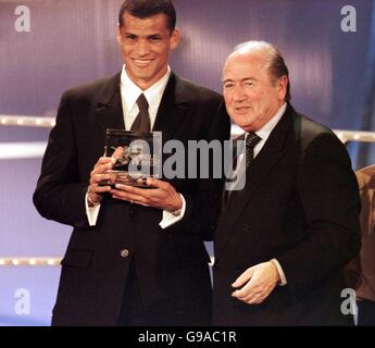 Rivaldo du Brésil et de Barcelone (l) reçoit le monde de la FIFA Trophée du joueur de l'année du président de la FIFA, Joseph Blatter Sepp (r) Banque D'Images