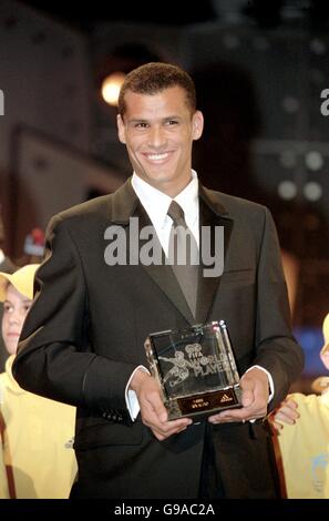 Rivaldo du Brésil et de Barcelone avec le joueur du monde de la FIFA Trophée de l'année Banque D'Images