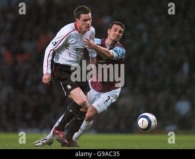 Jamie Carragher de Liverpool est attaqué par Lionel de West Ham United Scaloni Banque D'Images