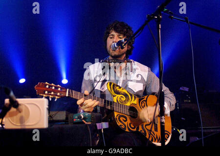 Grubff Rhys of the Super Furry Animals se produit au Big Ask Live Benefit concert on à Koko à Camden, dans le nord de Londres. Banque D'Images