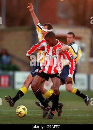 Alec Watson, de L-R Torquay United, tente de s'attaquer à Lincoln City Gavin Gordon pour possession de la balle Banque D'Images