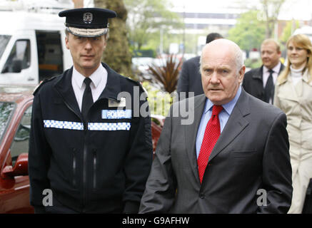 Le nouveau secrétaire à l'intérieur John Reid (à droite) arrive à Portsmouth, avec le gendarme Paul Kernaghan, chef de la police du Hampshire, pour rencontrer l'équipe qui chasse les criminels étrangers qui ont été libérés de prison sans être considérés comme expulsés. Banque D'Images