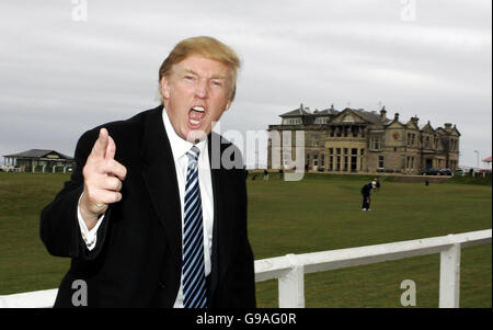 Nous business tycoon Donald Trump disant 'Votre êtes congédié' à l'Old Course à St Andrews, en Écosse. Banque D'Images