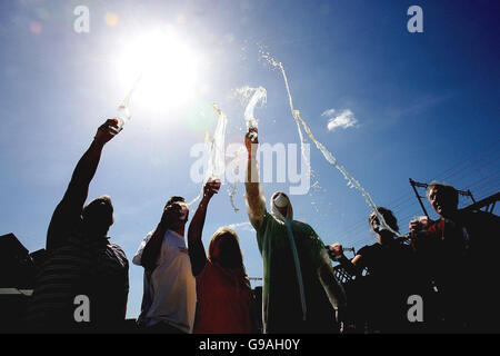 Les membres de la campagne Shell to Sea jettent de l'eau dans l'air qu'ils prétendent contaminé par des écoulements d'aluminimum provenant d'une raffinerie de gaz Shell à North Mayo, tandis que dans le centre de Dublin, ils protestent contre le personnel du ministère de l'Environnement, du Patrimoine et des gouvernements locaux. Banque D'Images