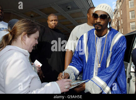 LE US Rapper Snoop Dogg signe des autographes alors qu'il quitte l'hôtel Dorchester dans le centre de Londres. Banque D'Images