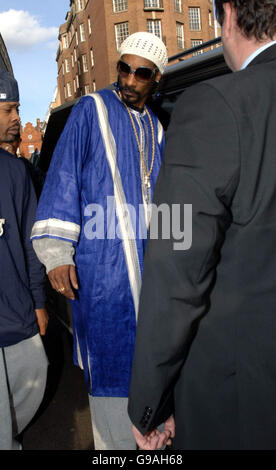 Le rappeur américain Snoop Dogg quitte le Dorchester Hotel dans le centre de Londres. Banque D'Images